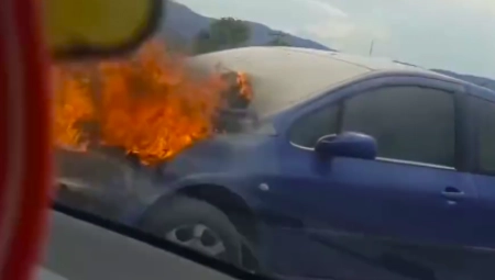 GORI AUTOMOBIL KOD ČAČKA Crni dim se diže u nebo (VIDEO)