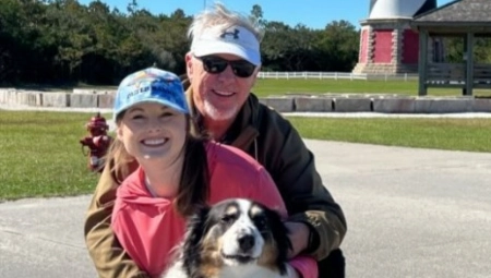 ONA JE IMALA 22 A ON 56 GODINA KADA SU SE UPOZNALI Penzioner oženio devojku, evo kako je zovu njegovi unuci! (VIDEO)