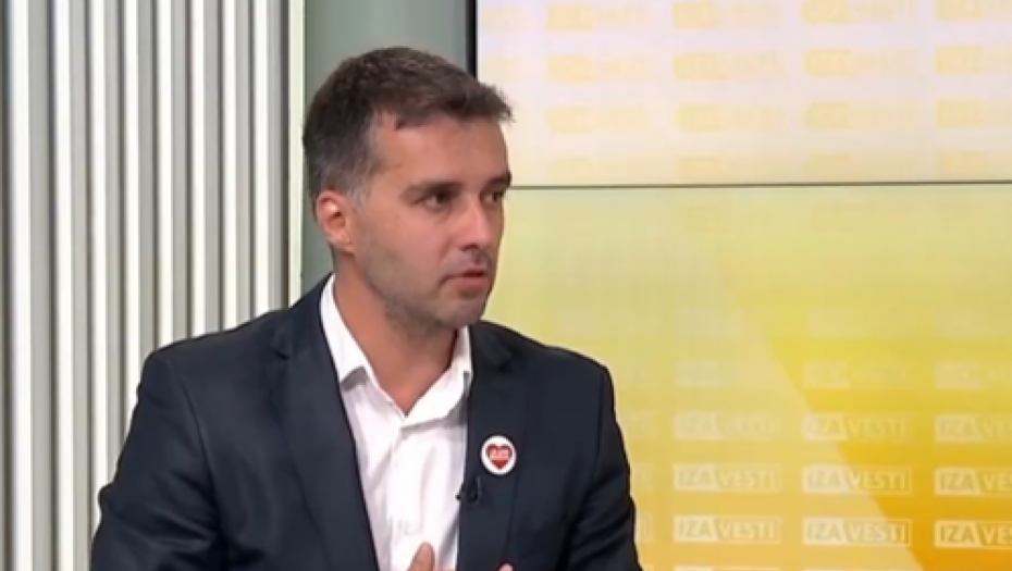 STOTINE HILJADA EVRA NA SAVIN RAČUN OD SOROŠA I ROKFELERA Ljubimca stranih ambasada finansirali i pre nego što je započeo "aktivizam" (VIDEO)