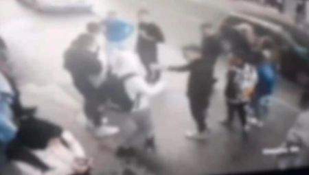 PRONAĐENI SU NASILNICI KOJI SU PRETUKLI DEČAKA U NOVOM PAZARU U policiju dovedeni u pratnji roditelja
