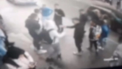 PRONAĐENI SU NASILNICI KOJI SU PRETUKLI DEČAKA U NOVOM PAZARU U policiju dovedeni u pratnji roditelja