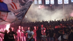 FEŠTA KOD POBEDNIKA Fudbaleri Zvezde stigli na Kalemegdan, navijači odmah priredili veliku bakljadu (VIDEO)