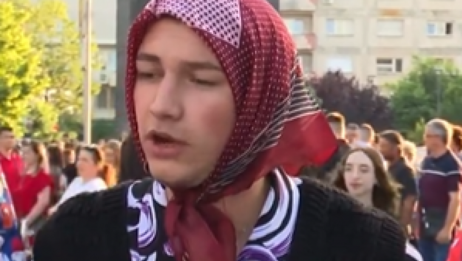 POSEBAN STAJLING ZA MATURU Dečak garderobom zasenio sva skupocena odela, postao HIT na mrežama (VIDEO)