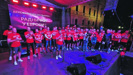 FEŠTA U KRAGUJEVCU Urnebesan doček fudbalskih Evropljana (FOTO)