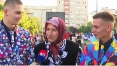 MLADIĆ JE NA MATURU DOŠAO OBUČEN KAO BAKA Sa sobom je doveo i dvoje "unučadi"