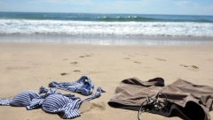 ČARLS USLIKAN GO NA PLAŽI, I TO S DEVOJKOM! Fotografije se šire internetom, ljudi ne mogu da veruju da je to uradio
