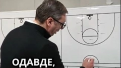 PREDSEDNIK VUČIĆ POKAZAO I SVOJE TRENERSKO ZNANJE! Sa flomasterom i tablom objasnio košarku! (VIDEO)