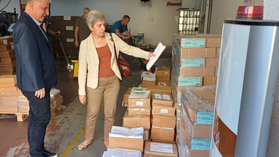 POČELO PREUZIMANJE IZBORNOG MATERIJALA Iz "Službenog glasnika" nosi se u sedišta gradskih opština