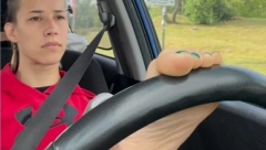 SRBIJA PODELJENA "Devojka sa krilima" koja vozi automobil nogama izazvala buru na društvenim mrežama