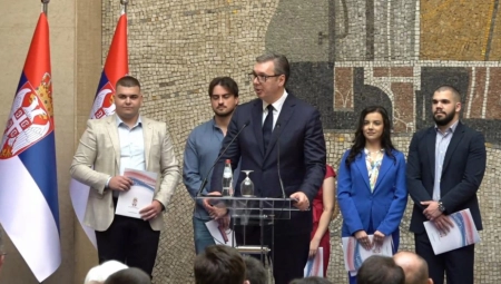 "POSTOJI TREND U SVETU" Predsednik Vučić o skraćivanju radnog vremena u Srbiji