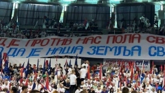 I KAD JE PROTIV NAS POLA SVETA, ZNAMO DA JE NAŠA ZEMLJA SVETA! Srbi pokazali koliko smo ujedinjeni, razvili transparent sa jakom porukom!