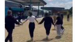 SRBI IZAŠLI IZ AUTOBUSA NA HORGOŠU, PA NAPRAVILI SPEKTAKL! Deca sa Kosmeta se uhvatila za ruke, pa zaigrala kolo! (VIDEO)