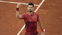 NOVAK SA POLA SNAGE ZAPOČEO ODBRANU TITULE Đoković uz manje oscilacije srušio Francuza i prošao u drugo kolo Rolan Garosa