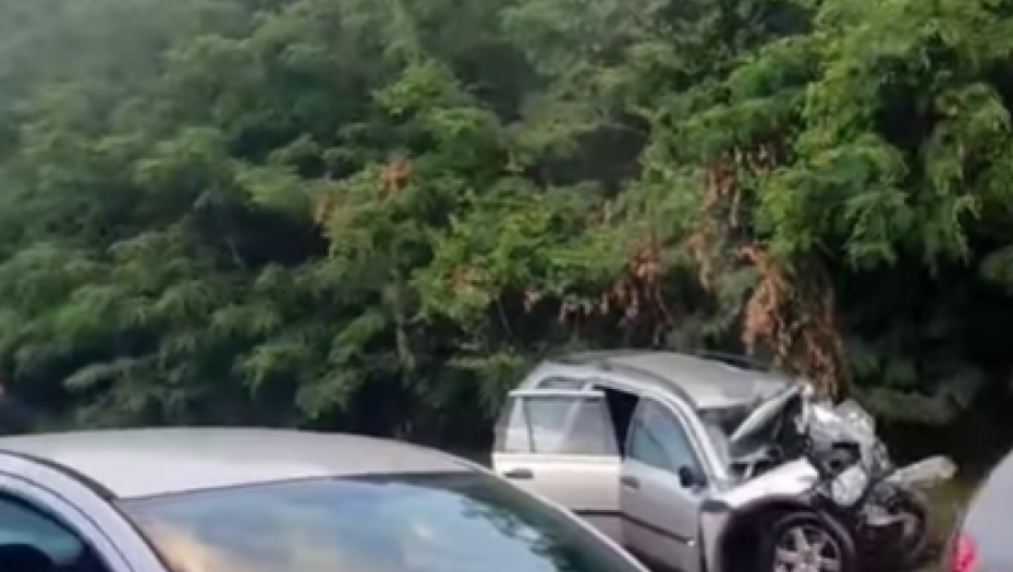 DIREKTAN SUDAR AUTOBUSA I AUTOMOBILA Teška nesreća kod Mladenovca, putničko vozilo zgužvano (VIDEO)