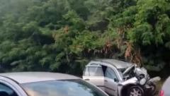 DIREKTAN SUDAR AUTOBUSA I AUTOMOBILA Teška nesreća kod Mladenovca, putničko vozilo zgužvano (VIDEO)