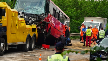 DEDA MU SE UBIO, OTAC POGINUO PRE ŠEST MESECI, A ON NASTRADAO JUČE U UDESU Tragična sudbina vozača koji se automobilom zakucao u autobus kod Mladenovca (FOTO)