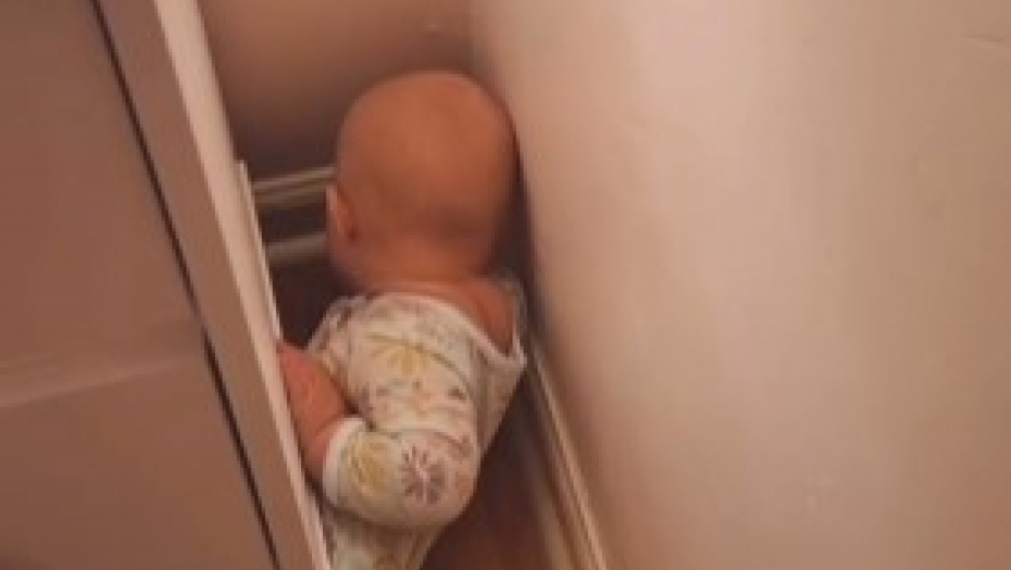 ZAGLAVILA SE IZA KOMODE Preslatka reakcija bebe nasmejala je milione ljudi na mrežama! (VIDEO)