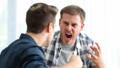 SPAVAO JE SA BRATOVOM ŽENOM, I ZAMALO UNIŠTIO PORODICU A onda je počelo da ga muči nešto još gore - povelo se pitanje očinstva!