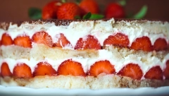 VOĆNA TORTA SA KEKSOM Brza nepečena poslastica koja se smaže za tren oka, a osvojiće i one izbirljive