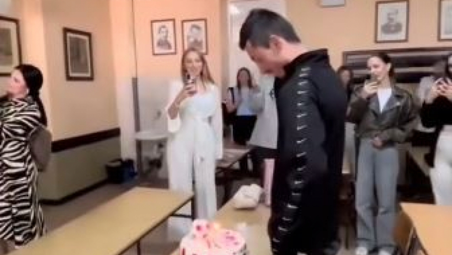 DRUGARU IZ ODELJENJA PRIREDILI NEŠTO ŠTO ĆE PAMTITI ČITAV ŽIVOT! Gest ovih đaka tera SUZE NA OČI: "Bravo deco!" (VIDEO)