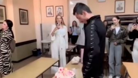 DRUGARU IZ ODELJENJA PRIREDILI NEŠTO ŠTO ĆE PAMTITI ČITAV ŽIVOT! Gest ovih đaka tera SUZE NA OČI: "Bravo deco!" (VIDEO)