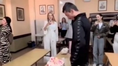 DRUGARU IZ ODELJENJA PRIREDILI NEŠTO ŠTO ĆE PAMTITI ČITAV ŽIVOT! Gest ovih đaka tera SUZE NA OČI: "Bravo deco!" (VIDEO)