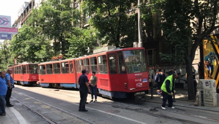 JEZIVE SCENE U BEOGRADU Prvi snimci sa mesta nesreće, tramvaj izleteo iz šina u Resavskoj (FOTO/VIDEO)