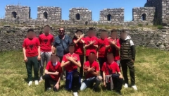 SKANDAL, ALBANSKI OSNOVCI POKAZIVALI SIMBOL DVOGLAVOG ORLA Nose majice sa albanskim simbolom