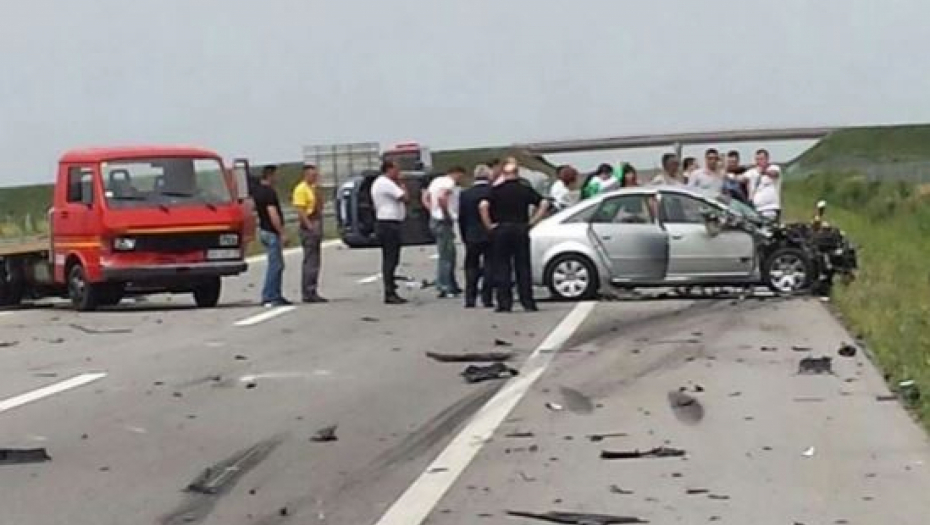 PEVAČ IMAO JEZIVU SAOBRAĆAJKU Zamalo poginuo, automobil potpuno uništen