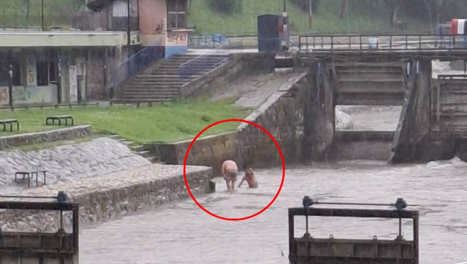 ŠTA JE OVO LJUDI MOJI?! Pljušti kiša u Užicu, a oni se kupaju usred nevremena, prolaznici ZINULI u čudu! (FOTO)