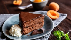 POSNA SAHER TORTA Vazdušasta poslastica koja ni malo ne zaostaje za originalom, ukras svečane trpeze