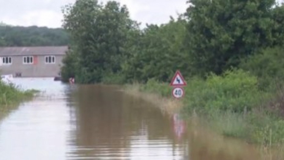 KATASTROFALNO NEVREME U HRVATSKOJ Poplava napravila HAOS, njive, automobili i mašine 2 metra ispod vode! (VIDEO)