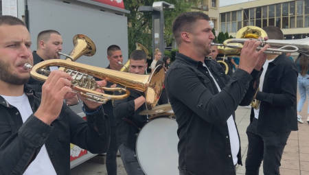 MLADI OPLELI UŽIČKO KOLO, SLAVLJE NE PRESTAJE Trubači napunili džepove (FOTO)