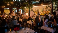 Restoran “Dva jelena” otvorio letnju baštu uz prisustvo poznatih ličnosti