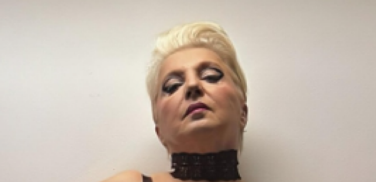 MIRJANA KARANOVIĆ SE UTEGLA U LATEKS! Glumica novom objavom usijala mreže, grudi u prvom planu!