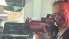 UPERIO PUŠKU U RADNIKA Britanski ambasador u Meksiku hitno otpušten (VIDEO)