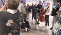PUTNICI U TRANSU, ODMAH ZAIGRALI UZ PESMU Srbi na aerodromu dočekani sa ORKESTROM, ovako nešto još nije viđeno (VIDEO)
