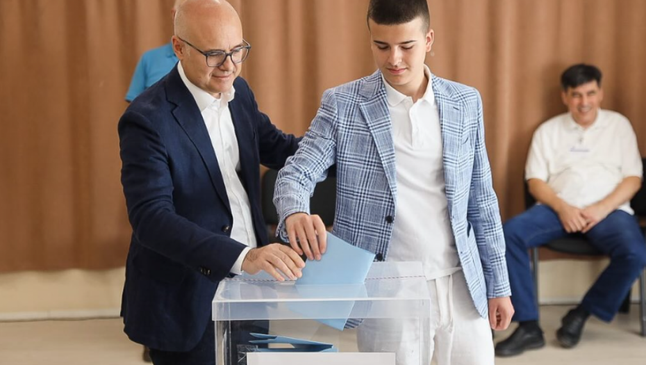 MILOŠ VUČEVIĆ OBAVIO SVOJU GRAĐANSKU DUŽNOST: U pobede za bolje sutra, za naš Novi Sad sutra! (FOTO)