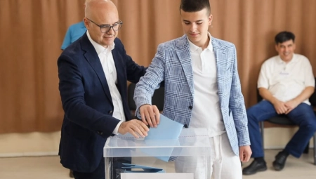 MILOŠ VUČEVIĆ OBAVIO SVOJU GRAĐANSKU DUŽNOST: U pobede za bolje sutra, za naš Novi Sad sutra! (FOTO)