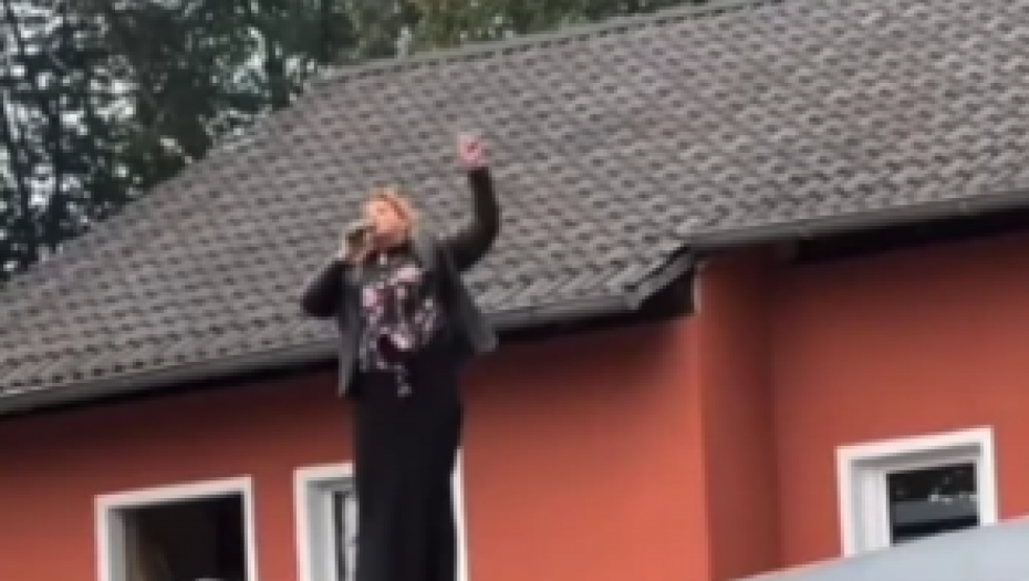 PEVAČICA SE POPELA NA KROV KUĆE I NAPRAVILA TOTALNI HAOS! Hit snimak kruži mrežama, ovo niko nije očekivao!