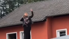 PEVAČICA SE POPELA NA KROV KUĆE I NAPRAVILA TOTALNI HAOS! Hit snimak kruži mrežama, ovo niko nije očekivao!