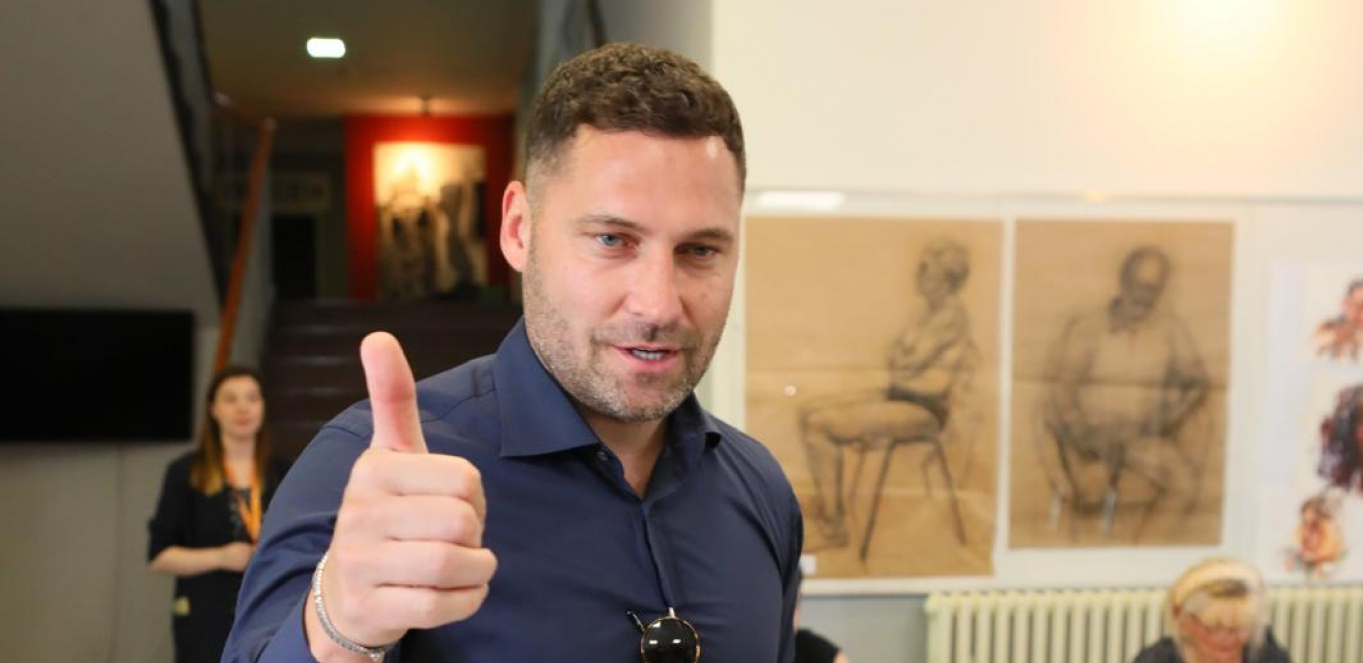 OTKRIVENO SA KIM JE DUŠKO TOŠIĆ Zagrljeni šetaju gradom, pojavio se dokaz, mreže gore!