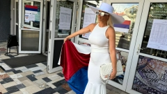 KARLEUŠA ZA JEDAN KOMAD ISKEŠIRALA 33.000 EVRA Stajlingom oduševila sve prisutne, a na ovaj detalj niko nije obratio pažnju
