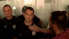 UNIŠTAVAO SRPSKE ZASTAVE, SADA VREĐA POLICIJU Užas u Novom Sadu, Brajan Brković napao službenike MUP-a