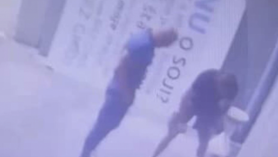 UŽAS! "Humanitarac" i "heroj" Miša Bačulov razvaljuje vrata novosadskog sajma! (VIDEO)