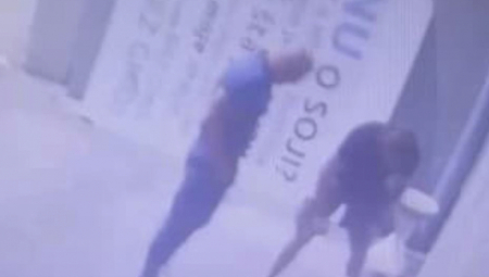 UŽAS! "Humanitarac" i "heroj" Miša Bačulov razvaljuje vrata novosadskog sajma! (VIDEO)