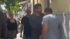 SILEDŽIJA! Radomir Lazović fizički sprečavao vlasnika lokala da odbrani svoju imovinu (VIDEO)