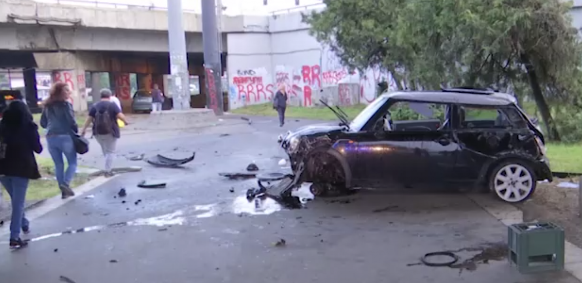 UŽAS NA AUTOKOMANDI! AUTO ULETEO NA PEŠAČKU STAZU, LJUDI SPASAVALI ŽIVU GLAVU Troje povređenih u stravičnoj nesreći (VIDEO)