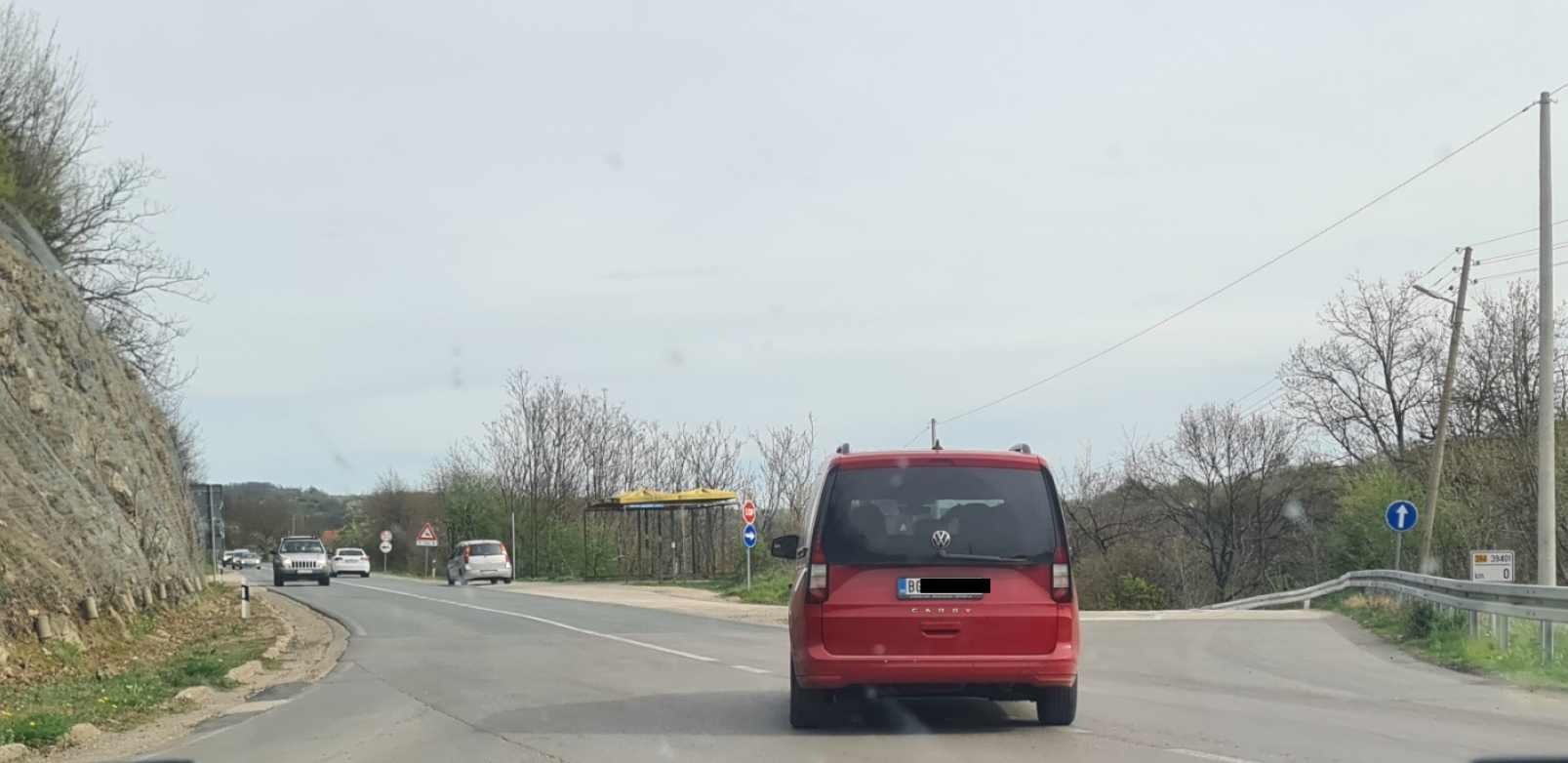 TRAGEDIJA U BORU! TINEJDŽERKA PREŠLA U SUPROTNU TRAKU I POGINULA Stravičan sudar "mercedesa" i autobusa