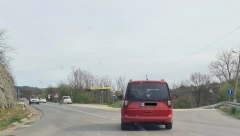 TRAGEDIJA U BORU! TINEJDŽERKA PREŠLA U SUPROTNU TRAKU I POGINULA Stravičan sudar "mercedesa" i autobusa